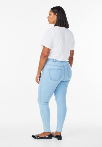 Узкие джинсы