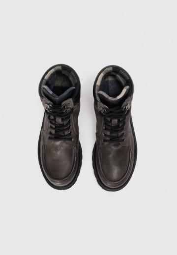 Ботинки на шнуровке