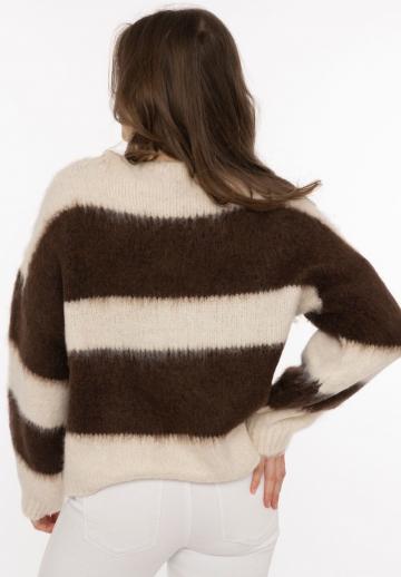 Пуловер в полоску