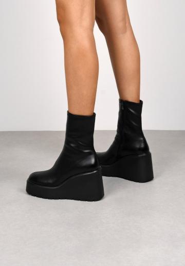 Сапожки на танкетке