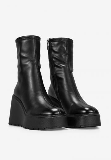 Сапожки на танкетке