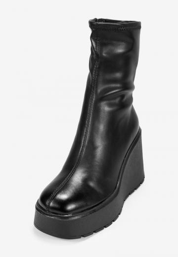 Сапожки на танкетке