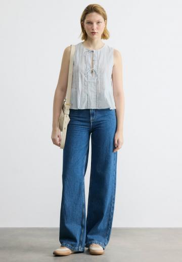 Блузка без рукавов