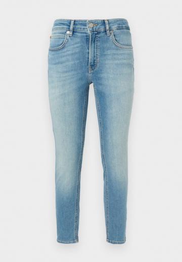 Короткие джинсы