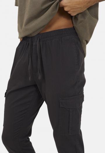 Брюки с накладными карманами