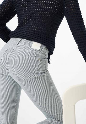 Короткие джинсы