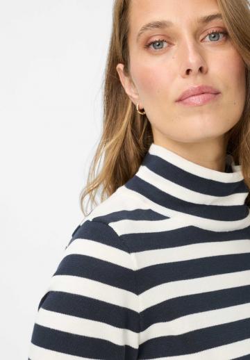 Пуловер в полоску