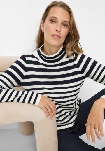 Пуловер в полоску