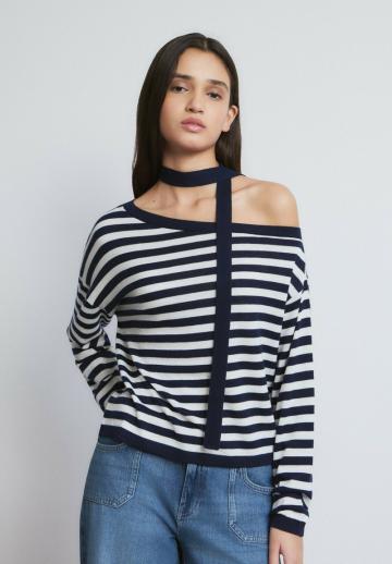 Пуловер в полоску