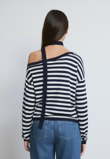 Пуловер в полоску