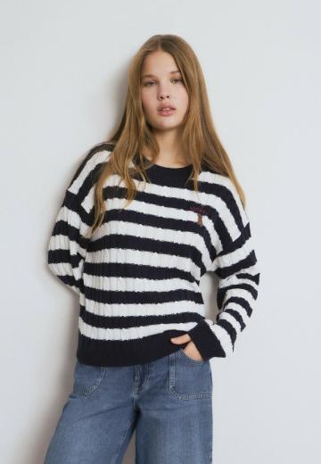 Пуловер в полоску