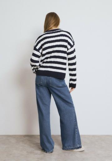 Пуловер в полоску