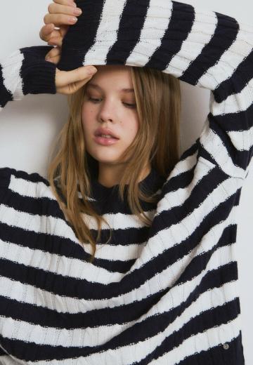 Пуловер в полоску