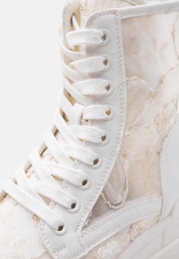 Ботинки на шнуровке