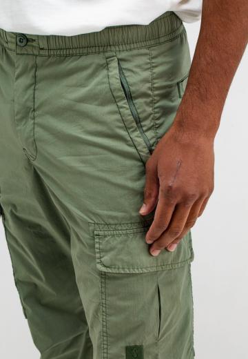 Брюки с накладными карманами