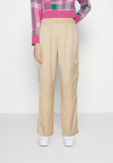 Брюки с накладными карманами