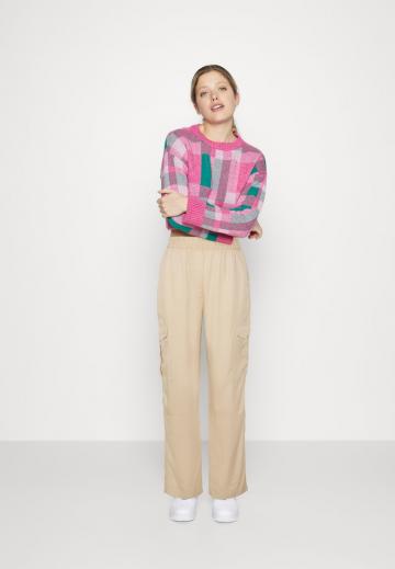 Брюки с накладными карманами