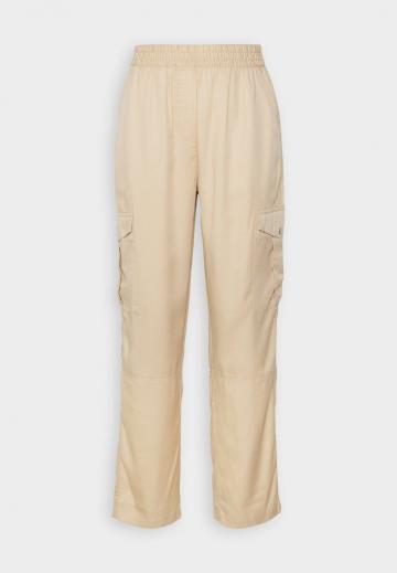 Брюки с накладными карманами