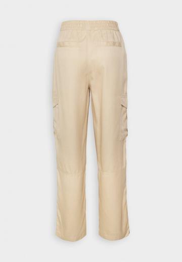 Брюки с накладными карманами