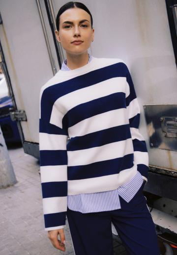 Пуловер в полоску