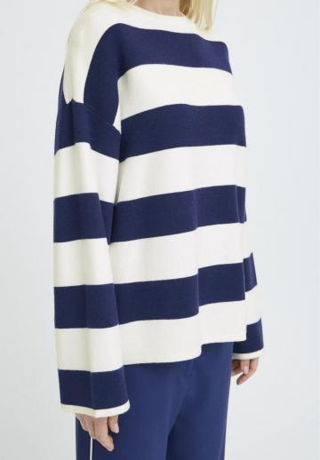 Пуловер в полоску