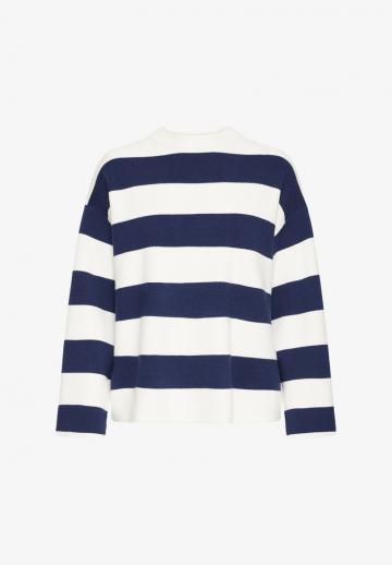 Пуловер в полоску