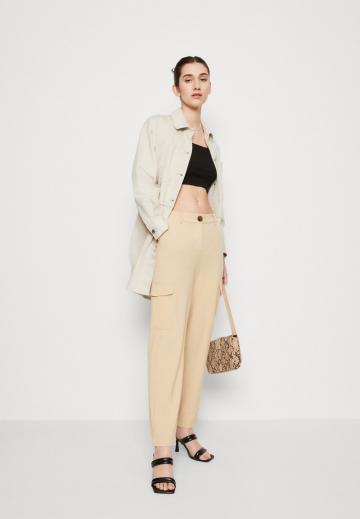 Брюки с накладными карманами