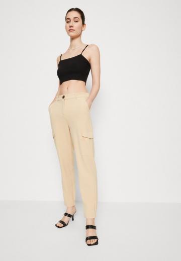 Брюки с накладными карманами