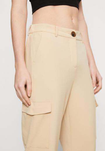 Брюки с накладными карманами