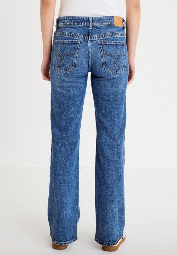 Прямые джинсы