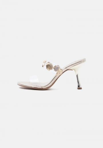 Босоножки на каблуке