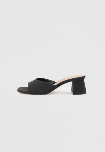 Босоножки на каблуке