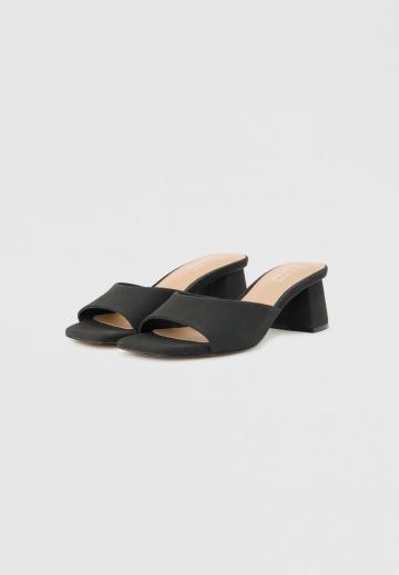 Босоножки на каблуке