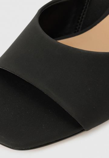 Босоножки на каблуке