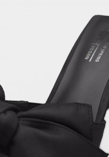 Босоножки на каблуке