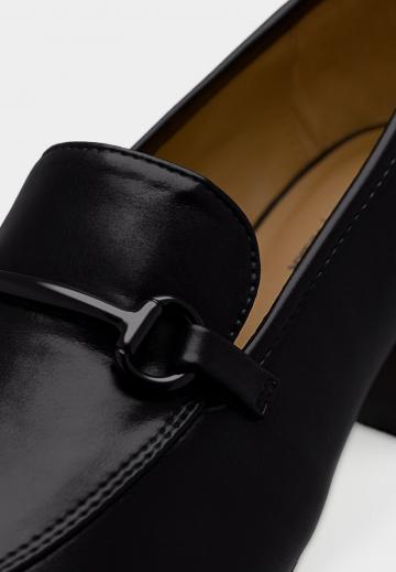 Туфли с высоким носом