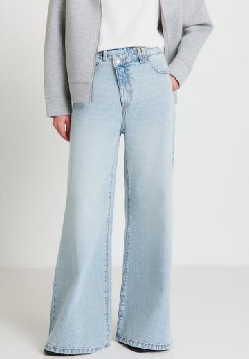 Клешеные джинсы
