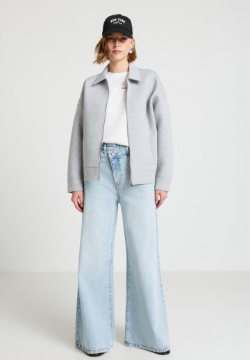 Клешеные джинсы