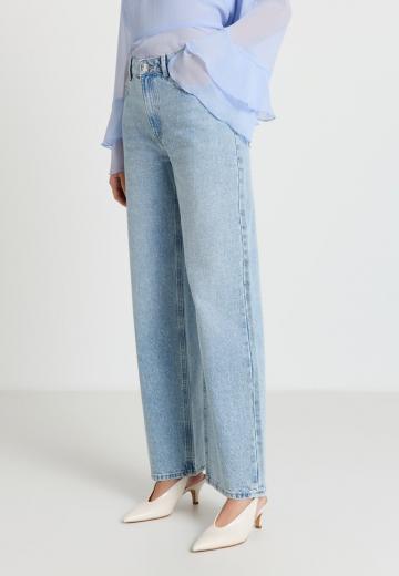 Прямые джинсы