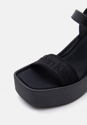 Босоножки на танкетке