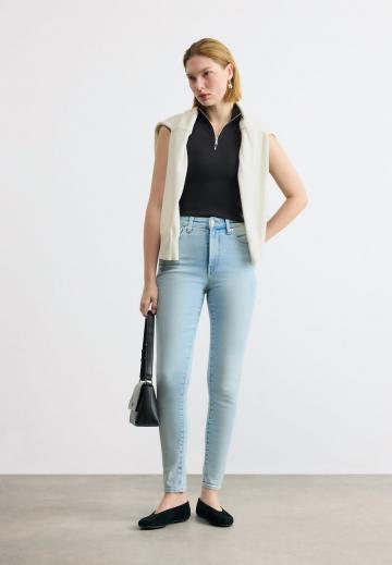 Узкие джинсы