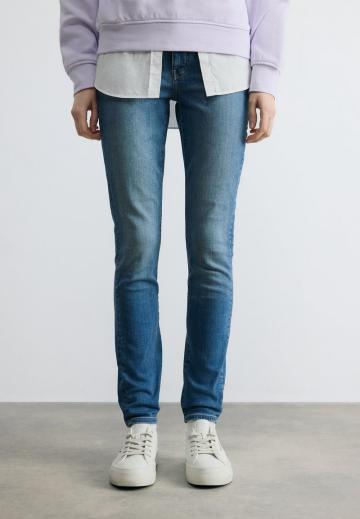 Узкие джинсы