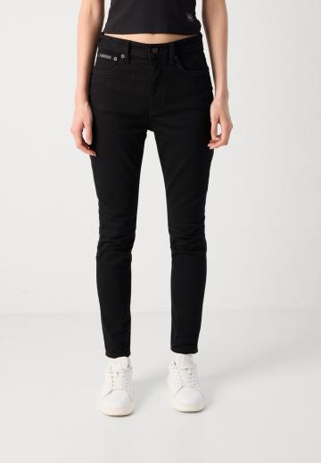 Узкие джинсы