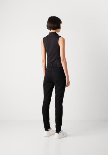 Узкие джинсы