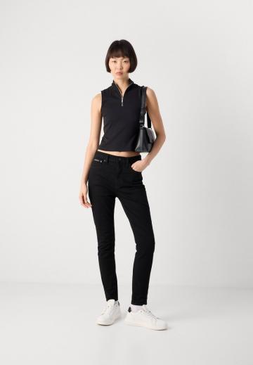 Узкие джинсы