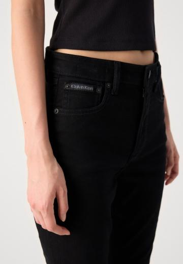 Узкие джинсы