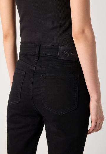 Узкие джинсы
