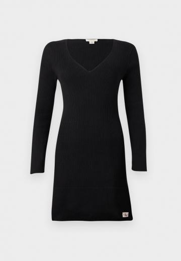 Вязаное платье