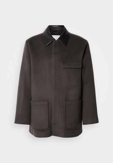 Короткое пальто