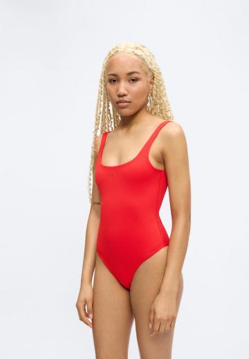 Слитный купальник